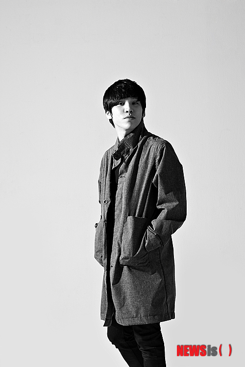 【서울=뉴시스】이재훈 기자 = 가창력으로 내로라하는 뮤지컬스타 홍광호(31)가 첫 단독콘서트를 연다.&nbsp; 매니지먼트사 PL엔터테인먼트에 따르면 홍광호는 7월 5, 6일 서울 올림픽공원 올림픽홀에서 콘서트를 열고 팬들과 만난다.&nbsp; '꿀성대'라는 별칭으로 통하는 홍광호는 2002년 뮤지컬 '명성황후'로 데뷔했다. 이후 '오페라의 유령' '지킬앤하이드' '맨오브라만차' '닥터지바고' '살짜기 옵서예' 등을 통해 뮤지컬스타로 입지를 굳혔다.&nbsp; 홍광호는 뮤지컬 갈라 콘서트 형식의 공연이 아닌, 자신의 다양한 음악세계를 보여주는 곡들을 선곡한다.&nbsp; PL엔터테인먼트는 "홍광호가 뮤지컬이 아닌 콘서트를 통해 뮤지컬배우가 아닌 뮤지션 홍광호의 새로운 모습을 보여줄 예정"이라면서 "올림픽홀 규모에서 뮤지컬배우가 두 차례나 단독 공연을 하는 것은 전례가 없는 일"이라고 자랑했다. 5만5000~11만원.&nbsp; realpaper7@newsis.com