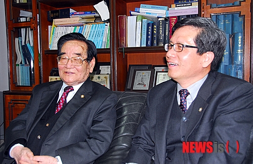 【청주=뉴시스】엄기찬 기자 = 충북 법조인의 요람 '보은독서실'을 만들어 지역 출신 많은 법조인을 길러낸 박인준 변호사와 이 독서실 첫 사법고시 준비생이었던 김병철 변호사가 지난 23일 청주시 흥덕구 수곡동 박 변호사 사무실에서 옛 추억을 이야기하며 밝은 미소를 짓고 있다.&nbsp; dotor0110@newsis.com 