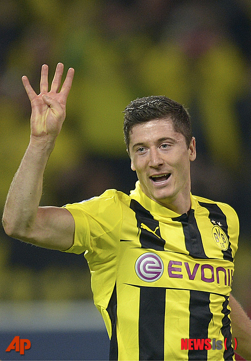 【도르트문트(독일)=AP/뉴시스】25일 오전 3시45분(한국시간) 독일 도르트문트의 지그날 이두나 파크에서 열린 2012~2013 유럽축구연맹(UEFA) 챔피언스리그 도르트문트(독일)와 레알 마드리드(스페인)의 경기에서 레반도프스키의 4골을 앞세운 도르트문트가 4-1 대승을 거뒀다. 팀의 네 번째 득점에 성공한 레반 도프스키가 손가락으로 자신의 득점을 확인하고 있다.&nbsp; 