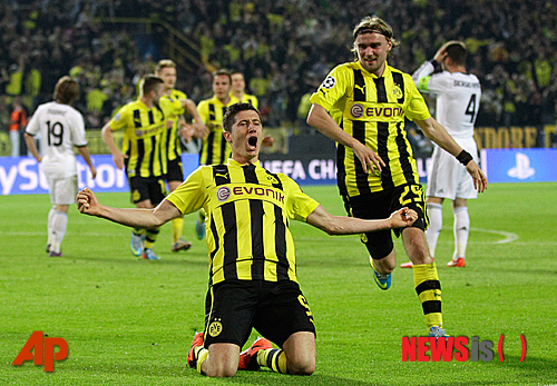 【도르트문트(독일)=AP/뉴시스】25일 오전 3시45분(한국시간) 독일 도르트문트의 지그날 이두나 파크에서 열린 2012~2013 유럽축구연맹(UEFA) 챔피언스리그 4강 1차전 도르트문트(독일)와 레알 마드리드(스페인)의 경기에서 레반도프스키의 4골을 앞세운 도르트문트가 4-1 대승을 거뒀다. 팀의 세 번째 득점을 올린 레반 도프스키가 골 세리머니를 하고 있다.&nbsp; 