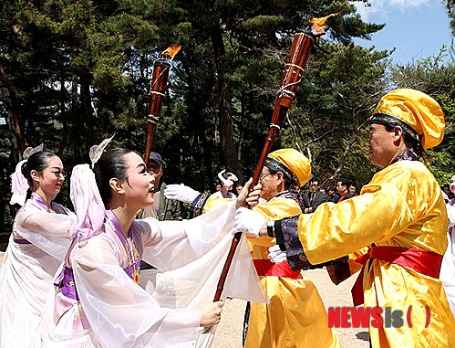 【김해=뉴시스】김상우 기자 = 제37회 가야문화축제가 24일 경남 김해시 대성동고분군 일원에서 개막됐다. 사진은 김수로왕 탄강설화가 있는 구지봉에서 김맹곤 김해시장(오른편) 등이 고유제를 올리고 혼불채화하고 있다. (사진=김해시 제공)&nbsp; photo@newsis.com