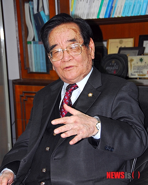 【청주=뉴시스】엄기찬 기자 = 충북 법조인의 요람 '보은독서실'을 만들어 지역 출신 많은 법조인을 길러낸 박인준 변호사가 지난 23일 청주시 흥덕구 수곡동 자신의 사무실에서 보은독서실을 운영하면서 사법고시 준비생과 동고동락했던 옛 추억을 이야기하고 있다.&nbsp; dotor0110@newsis.com