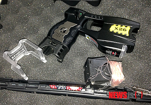 【대구=뉴시스】최창현 기자 = 경찰이 폭행 등 혐의 피의자를 검거하던 중 발사된 테이저건(Taser Gun: 전자충격기)에 맞아 한 여성이 실명 위기에 빠지면서 이 총의 안전성이 다시 논란이 되고 있다.&nbsp;&nbsp; 대구경찰은 지난 24일 오전 2시께 대구달서경찰서 월배지구대 경찰관이 사건현장에 출동해 피의자를 제압하는 과정에서 테이저건이 눈에 발사돼 피의자가 실명위기에 놓였다고 밝혔다.&nbsp;&nbsp; chc@newsis.com&nbsp; 