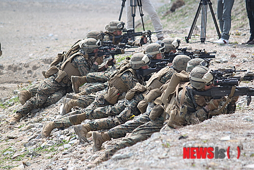 【포항=뉴시스】박준 기자 = 26일 한·미 해군과 해병대는 경북 포항시 북구 조사리해수욕장 일원에서 전시 작전권 전환대비 한·미 해군 및 해병대의 상륙작전 수행능력 숙달과 상호 운용성 향상 등을 위한 '한·미 연합여단급 상륙 훈련'을 실시했다. 사진은 훈련 중인 미군의 모습이다. polo5743@newsis.com