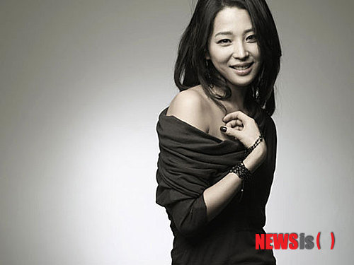 【서울=뉴시스】유상우 기자 = 탤런트 한고은(38)이 MBC TV 월화드라마 ‘불의 여신 정이’(극본 권순규·연출 박성수)에 출연한다.&nbsp; ‘불의 여신 정이’는 조선 최고 도공의 자리에 오른 최초의 여성 사기장의 삶을 담는다.&nbsp; 한고은은 ‘인빈 김씨’를 맡았다. 어렸을 때부터 아름답고 총명하던 인빈 김씨는 후궁으로 들어가 자신과 아들의 꿈을 이루고자 남자들을 뛰어넘는 담력과 계략을 펼친다.&nbsp; 소속사는 “한고은은 궁궐의 보이지 않는 권력다툼에서 고군분투하는 여성을 연기하게 된다”고 소개했다.&nbsp; 한고은은 “오랜만에 사극에 출연하게 돼 걱정도 되지만 그동안 볼 수 없었던 아름답고 단아한, 하지만 목적을 이루기 위해 한없이 날카롭고 강해지는 여인의 모습을 보여 줄 것”이라고 전했다.&nbsp; 문근영과 이상윤 등이 출연하는 ‘불의 여신 정이’는 ‘구가의 서’ 후속으로 7월 방송된다.&nbsp; swryu@newsis.com