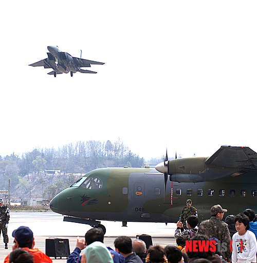 【서울=뉴시스】공군은 26일 경북 영주 비상활주로에서 1991년 이후 22년만에 이·착륙 훈련을 실시했다. F-15K가 영주 비상활주로에 낮은 고도로 접근하고 있다. (사진=공군 제공)&nbsp; photo@newsis.com