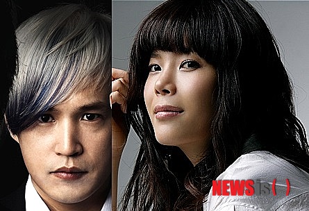 【서울=뉴시스】이재훈 기자 = 가수 린(32)과 그룹 '엠씨 더 맥스' 멤버 이수(32·전광철)가 열애 중이다.&nbsp; 26일 두 사람의 매니지먼트사 뮤직앤뉴에 따르면, 린과 이수는 지난해 말부터 애인 사이로 발전했다.&nbsp; 뮤직앤뉴는 "린과 이수는 10년지기 친구로 두터운 우정을 간직한 좋은 동료 사이였다"면서 "이수가 우리회사와 계약을 맺은 뒤 두 사람이 서로 음악적인 이야기를 많이 나눴다. 이때부터 좋은 만남을 가지면서 지금은 연인관계로 발전하게 됐다"고 알렸다.&nbsp; 엠씨더맥스는 지난해 10월 자신들과 고등학교 선후배 사이인 김범준씨가 대표인 뮤직앤뉴와 계약을 맺었다. 린은 이미 이 회사에 소속돼 활동하고 있었다. 뮤직앤뉴는 영화 '7번방의 선물'을 배급한 영화배급사 '뉴(NEW)'의 음악사업 부문 레이블이다.&nbsp; 앞서 린과 이수의 데이트 장면을 목격한 일부 팬들이 이들의 열애 사실을 인터넷에 남기기도 했다.&nbsp; 이수는 이날 오후 자신의 트위터에 "사랑하고 있습니다. 먼저 얘기하지 못한것은 미안하지만 다분히 그녀가 염려스러워 조심한 것도 사실입니다"라면서 "다른 미사여구가 필요없을 만큼 우리는 이미 완벽한 문장입니다. 축복해 주세요"라고 적었다. "우리 노랠 듣고 한번이라도 위로 받았던 여러분. 고맙습니다 열심히 살게요"라고 덧붙였다.&nbsp; 한편, 2001년 1집 '마이 퍼스트 컨페션(My First Confession)'으로 데뷔한 린은 '이별후애' '연인' 등의 히트곡을 냈다. 이날 타이틀곡 '유리심장'을 내세운 싱글 앨범 '린 8th #1'를 발매했다.&nbsp; 이수는 2000년 그룹 '문차일드' 1집 '딜리트(Delete)'로 데뷔했다. 문차일드가 2002년 엠씨더맥스로 재편하면서 이 팀의 메일 보컬로 활약했다. '사랑의 시' '잠시만 안녕' 등을 히트시켰다.&nbsp; realpaper7@newsis.com 