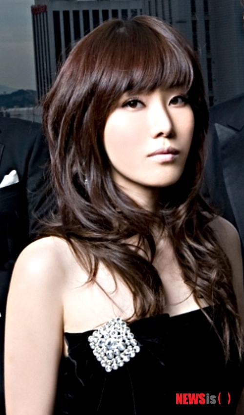 【서울=뉴시스】이재훈 기자 = 이승기(26) 수지(19) 주연 MBC TV 드라마 '구가의 서'는 인간이 되고 싶어하는 반인반수 '최강치'의 이야기다. 그의 희로애락을 몽환적이면서도 애절하게 전한다.&nbsp; OST '마이 에덴'(MY EDEN·내안의 낙원)이 극의 색을 더욱 선명하게 만든다. 사극에 영어로 부른 노래가 삽입됐다는 점도 신선하다. 자연스레 이 곡을 부른 청아한 목소리의 주인공인 팝페라 가수 이사벨(29)로도 관심이 쏠리고 있다.&nbsp; realpaper7@newsis.com 