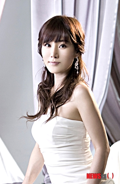 【서울=뉴시스】이재훈 기자 = 이승기(26) 수지(19) 주연 MBC TV 드라마 '구가의 서'는 인간이 되고 싶어하는 반인반수 '최강치'의 이야기다. 그의 희로애락을 몽환적이면서도 애절하게 전한다.&nbsp; OST '마이 에덴'(MY EDEN·내안의 낙원)이 극의 색을 더욱 선명하게 만든다. 사극에 영어로 부른 노래가 삽입됐다는 점도 신선하다. 자연스레 이 곡을 부른 청아한 목소리의 주인공인 팝페라 가수 이사벨(29)로도 관심이 쏠리고 있다.&nbsp; realpaper7@newsis.com 