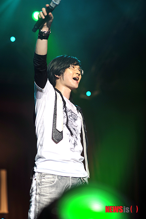 【서울=뉴시스】이재훈 기자 = 가수 서태지(41)가 기획한 도심형 글로벌 록 페스티벌 'ETP 페스트' 실황은 담은 DVD 'ETP 페스티벌 08 09 서태지'가 5월21일 발매된다. ETP페스트 2008과 2009 공연 실황 중 서태지의 28곡 공연과 메이킹 다큐, 2001년부터 시작된 ETP페스트의 발전과정을 담은 히스토리 다큐멘터리 등이 DVD 2장, 블루레이 1장에 담긴다. 매니지먼트사 서태지컴퍼니는 "서태지와 메릴린 맨슨·유즈드 등 해외 유명 팝스타들과의 만남, 2008년 공연 오프닝에 사용된 캡슐 우주선에 얽힌 뒷이야기 등을 확인할 수 있다"고 말했다. 한편, 이번 공연 실황 발매를 기념해 'ETP페스티벌 0809 서태지'의 영화 버전이 5월 3~5일 서울 CGV영등포 THX관에서 상영될 예정이다. realpaper7@newsis.com