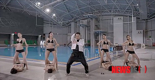 【서울=뉴시스】오제일 기자 = 월드스타 싸이(36)의 신곡 '젠틀맨'의 UK싱글차트 순위가 하락했다.&nbsp; 29일 영국오피셜차트컴퍼니가 집계, 발표한 UK싱글차트에 따르면 '젠틀맨'은 지난주 10위에서 4계단 떨어진 14위를 기록했다.&nbsp; 1위는 8년 만에 신보를 낸 세계적인 일렉트로닉뮤직 듀오 '다프타 펑크(DAFT PUNK)'의 '겟 러키(GET LUCKY)'다.&nbsp; 앞서 13일 공개된 '젠틀맨'은 14일 UK싱글차트에 61위로 데뷔했다. 이어 21일 51계단 수직상승하며 10위에 이름을 걸었다.&nbsp; 한편, 싸이는 25일 미국으로 출국해 본격적인 프로모션에 나섰다. 27일 맨해튼 뉴욕대에서 열린 제12회 트라이베카 필름페스티벌에서 '혁신상'을 받고, 28일 워싱턴DC에서 열린 백악관 기자단 연례만찬에도 얼굴을 내비쳤다.&nbsp; 다음달 3일에는 뉴욕 록펠러센터에서 열리는 NBC '투데이쇼' 공개방송에 출연, '강남스타일'과 '젠틀맨' 공연을 펼친다. 이어 6월9일 런던 웸블리 스타디움 '서머타임 볼(Summertime Ball)' 무대에 윌아이엠, 로비 윌리엄스 등과 나란히 선다.&nbsp; kafka@newsis.com