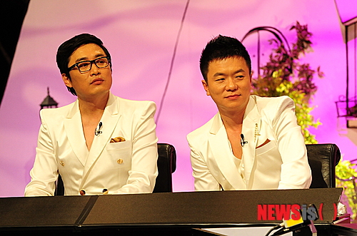 【서울=뉴시스】오제일 기자 = 개그듀오 '컬투'가 KBS 2TV 월화드라마 '직장의 신' OST '사랑하자'를 불렀다.&nbsp; 컬투가 드라마 OST에 참여한 것은 그룹 결성 후 처음이다.&nbsp; '사랑하자'는 록 사운드 기반에 오케스트라 사운드가 더해진 곡으로 시원한 드럼과 기타 사운드가 매력적이다. 작곡가 마시따와 작사가 김희탐이 함께 작업했다.&nbsp; 앞서 '직장의 신' OST에는 인디듀오 '십센치', 가수 윤하, 김태우가 각각 '아마도' '멀리서 안부' '나는 바보다'로 참여했다.&nbsp; 한편, 컬투가 노래한 '사랑하자'는 30일 정오 음원 사이트를 통해 공개된다.&nbsp; kafka@newsis.com