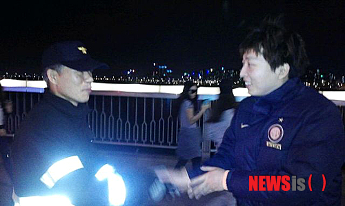 【서울=뉴시스】마포소방서(서장 조선호)는 지난 28일 오후 9시 33분께 서울 마포대교 중간지점에서 자살을 기도했던 40대 후반 남성을 개그맨 정범균(오른쪽)씨의 신속한 조치로 생명을 구했다고 밝혔다. 이날 사건은