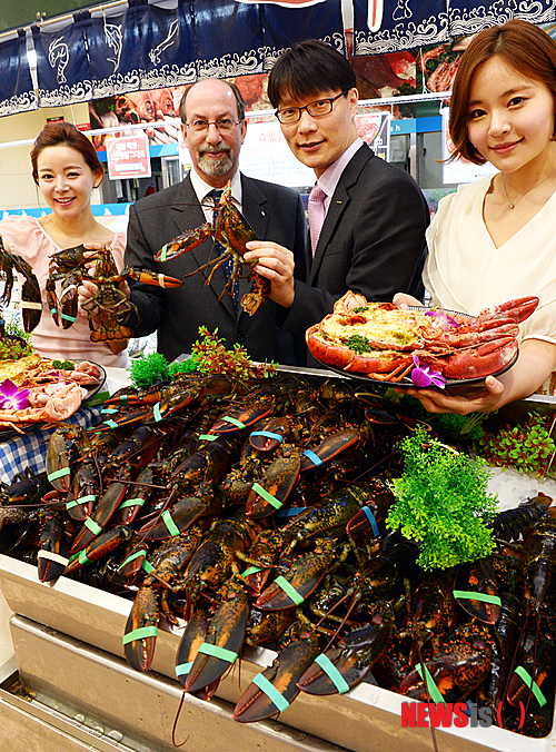 【서울=뉴시스】박주성 기자 = 롯데마트가 30일 오전 서울 중구 봉래동 롯데마트 서울역점에서 어린이날을 맞이해 5일까지 한시적으로 미국산지로부터 항공 직송한 '活 랍스터(500g/1마리)'를 14900원에 선보여 마이클페이(왼쪽에서 두번째) 주한미국대사관 농업무역관과 롯데마트 유준선 수산총괄팀장이 랍스터를 들어보이고 있다.&nbsp; 이번에 선보이는 미국산 活 랍스터는 '프로틴 블러드 테스트'를 거쳐 폐사율이 낮은 우수한 상품만을 선별해 항공 직송했다. 사진 왼쪽에서 두번째 마이클페이 주한미국대산관 농업무역관, 롯데마트 유준선 수산총괄팀장.&nbsp; park7691@newsis.com 