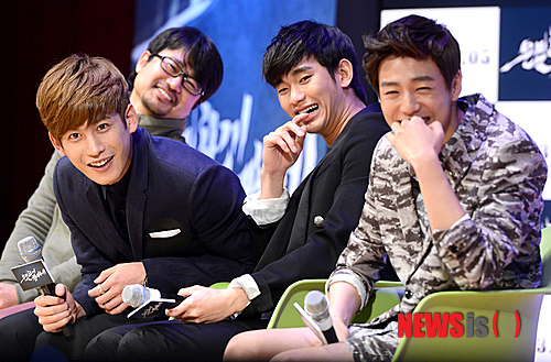 【서울=뉴시스】박상훈 기자 = 30일 오후 서울 광진구 건국대학교 새천년관 대공연장에서 열린 영화 '은밀하게 위대하게' 쇼케이스에서 장철수 감독과 주연배우 박기웅, 김수현, 이현우가 돌발질문 영상을 보고 있다.&nbsp; hyalinee@newsis.com