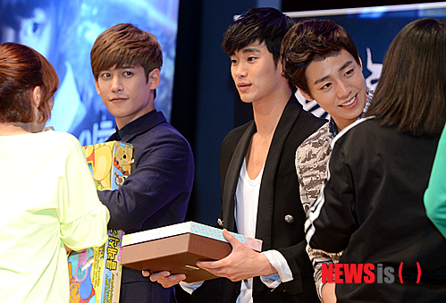 【서울=뉴시스】박상훈 기자 = 30일 오후 서울 광진구 건국대학교 새천년관 대공연장에서 열린 영화 '은밀하게 위대하게' 쇼케이스에서 주연배우 박기웅-김수현-이현우가 팬들에게 직접 준비한 선물을 주고 있다.&nbsp; hyalinee@newsis.com