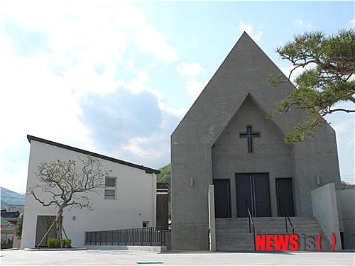 【울산=뉴시스】고은희 기자 = 영남지역 천주교 신앙의 발원지로 꼽히는 울산 울주군 언양지역에 '인보성당'이 신축돼 오는 5일 축성식을 가진다. (사진=울산대 김진 교수 제공)&nbsp; photo@newsis.com