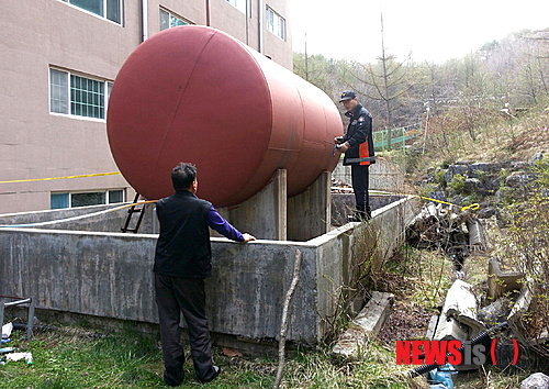 【횡성=뉴시스】이다솜 기자 = 1일 오전 7시1분께 강원 횡성군 둔내면 화동리 유토피아 유스호스텔 2만5000ℓ 용량의 옥외탱크의 유량계 고정설비가 노후돼 파손되면서 경유 800ℓ가 유출돼 인근 하천으로 유입됐다. 사진은 해당 옥외탱크의 모습. (사진=횡성소방서 제공)&nbsp;&nbsp; photo@newsis.com