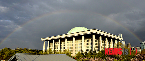 【서울= 뉴시스】권주훈 기자 = 변덕스런 국회같이 날씨도 변덕스럽게 산발적으로 소나기가 내린 1일 오후 서울 여의도 국회의사당위에 쌍무지개가 떳다.&nbsp;&nbsp; joo2821@newsis.com