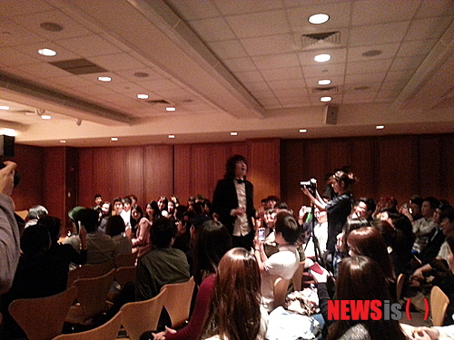 【서울=뉴시스】오제일 기자 = 미국에서 투어 콘서트를 펼치고 있는 가수 김장훈이 컬럼비아대학과 뉴욕대학에서 특강했다.&nbsp; 소속사 공연세상에 따르면 김장훈은 지난달 29, 30일 뉴욕 컬럼비아대와 뉴욕대에서 '사소하지만 거대한 애국심'을 주제로 초청강연을 했다.&nbsp; 애국심, 21세기 청년의 비전 등에 대한 강의와 토론 그리고 김장훈의 미니콘서트가 이어졌다. 컬럼비아대 공연에는 컬럼비아대 알츠하이머 병리학과 김태완 교수도 함께했다.&nbsp; 김장훈은 "유학생들과 2, 3세들의 한국을 사랑하는 마음과 추진력에 감동을 받았다. 집 떠나면 애국자라고 외국에 있는 학생들이 한국에 있는 학생들보다 한국사랑 실천에 대한 애착이 더 강하다는 걸 느꼈다"고 말했다.&nbsp; 두 강연은 이례적으로 유료로 열렸다. 김장훈은 컬럼비아대 강연 입장료에 사비를 더해 한국학과 발전기금으로 기부했다. 뉴욕대 강연의 입장료는 신입 외국학생들에게 나눠줄 한글 캠페인 T셔츠 제작에 사용됐다.&nbsp; 한편 김장훈은 미주총학생회, UCLA총학생회와 함께 UCLA 국악과 살리기 운동에도 참여하고 있다. 한반도 평화소망 플래시몹, 유학생권익센터와 함께 2박3일간 멕시코 소외어린이 봉사활동도 계획하고 있다.&nbsp; kafka@newsis.com