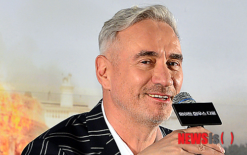 【서울=뉴시스】조종원 기자 = 롤랜드 에머리히 감독이 2일 오전 서울 강남구 삼성동 코엑스 메가박스에서 열린 영화 '화이트하우스 다운' 내한 기자회견에 참석해 취재진의 질문에 답변을 하고 있다. '화이트하우스 다운'은 정체 모를 공격으로 백악관이 무너지는 모습을 담았으며 롤랜드 에머리히 감독이 보여줄 수 있는 압도적인 스케일과 긴박한 액션, 감동적인 스토리가 있는 영화이다. choswat@newsis.com