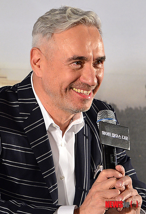 【서울=뉴시스】조종원 기자 = 롤랜드 에머리히 감독이 2일 오전 서울 강남구 삼성동 코엑스 메가박스에서 열린 영화 '화이트하우스 다운' 내한 기자회견에 참석해 취재진의 질문에 답변을 하고 있다. '화이트하우스 다운'은 정체 모를 공격으로 백악관이 무너지는 모습을 담았으며 롤랜드 에머리히 감독이 보여줄 수 있는 압도적인 스케일과 긴박한 액션, 감동적인 스토리가 있는 영화이다. choswat@newsis.com