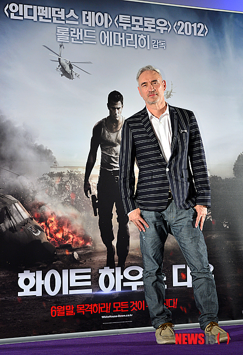 【서울=뉴시스】조종원 기자 = 롤랜드 에머리히 감독이 2일 오전 서울 강남구 삼성동 코엑스 메가박스에서 열린 영화 '화이트하우스 다운' 내한 기자회견에 참석해 포토타임을 갖고 있다. '화이트하우스 다운'은 정체 모를 공격으로 백악관이 무너지는 모습을 담았으며 롤랜드 에머리히 감독이 보여줄 수 있는 압도적인 스케일과 긴박한 액션, 감동적인 스토리가 있는 영화이다. choswat@newsis.com
