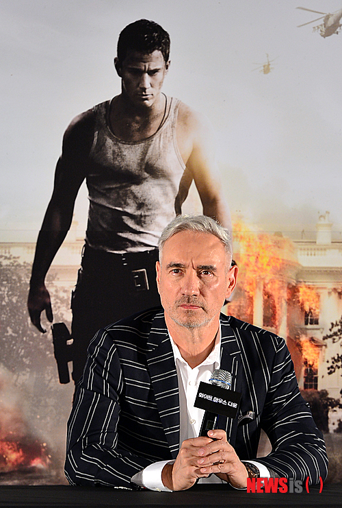 【서울=뉴시스】조종원 기자 = 롤랜드 에머리히 감독이 2일 오전 서울 강남구 삼성동 코엑스 메가박스에서 열린 영화 '화이트하우스 다운' 내한 기자회견에 참석해 취재진의 질문을 듣고 있다. '화이트하우스 다운'은 정체 모를 공격으로 백악관이 무너지는 모습을 담았으며 롤랜드 에머리히 감독이 보여줄 수 있는 압도적인 스케일과 긴박한 액션, 감동적인 스토리가 있는 영화이다. choswat@newsis.com