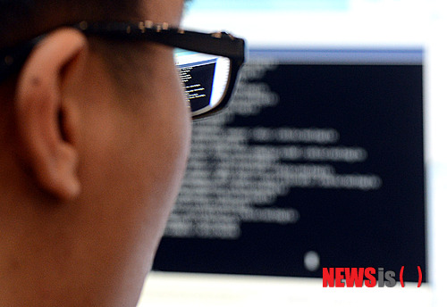 【고양=뉴시스】서재훈 기자 = 국군기무사령부가 2일 오후 국군 기무학교에서 한국인터넷진흥원(KISA) 후원으로 '제7회 국방 해킹 방어대회'를 개최, 참가한 장병들이 기량을 겨루고 있다. 이번 대회는 최근 방송·금융 해킹사고 등 각종 사이버 위협에 대한 대응능력 향상을 위해 육·해·공군에서 최고 수준의 해킹방어 요원들이 참가해 기량을 겨뤘다.&nbsp; jhseo@newsis.com