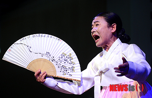 【서울=뉴시스】박상훈 기자 = 2일 오후 서울 광화문 KT에서 열린 '한-영수교 130주년 및 정전 60주년 기념 K뮤직 페스티벌 기자 간담회'에서 안숙선 명창이 멋진 공연을 선보이고 있다.&nbsp;&nbsp; hyalinee@newsis.com