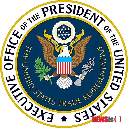 【서울=뉴시스】유상우 기자 = 한국이 미국무역대표부(USTR)가 매년 지정하는 지식재산권 분야 감시 대상국에서 5년 연속 제외됐다 USTR이 1일(현지시간) 발표한 ‘2013년도 스페셜 301조 보고서’에서 한국이 빠졌다. 2009년 최초로 감시대상국에서 제외된 이래 올해까지 5년연속 감시대상국에 포함되지 않았다. 한국 정부가 지식재산권 보호 강화를 위해 지속해서 펼친 다각적인 정책적 노력의 결과로 분석된다. 보고서는 각국의 지식재산권 보호·집행 현황을 담고 있으며, 보호가 미비한 국가들을 그룹별로 분류했다. USTR는 지난달 1일 ‘2013년 국가별 무역장벽보고서’에서도 삼진아웃제, 웹하드 등록제 등의 선진적 제도 도입을 비롯한 한국의 저작권 보호 정책과 집행 노력을 긍정적으로 평가했다. 한편, 대규모 지재권 침해국으로 미국과의 협상을 회피하는 국가를 지정하는 우선협상대상국에는 우크라이나가 올랐다. 지재권 보호 수준 미비와 시장접근 곤란으로 상황 악화가 예상되는 우선감시대상국은 중국, 인도네시아, 러시아, 인도, 태국 등 10개국이다. 지재권 시장접근 문제로 주의를 요구하는 감시대상국에는 브라질, 멕시코, 필리핀, 베트남, 이집트, 핀란드, 이탈리아 등 30개국이 지정됐다. swryu@newsis.com