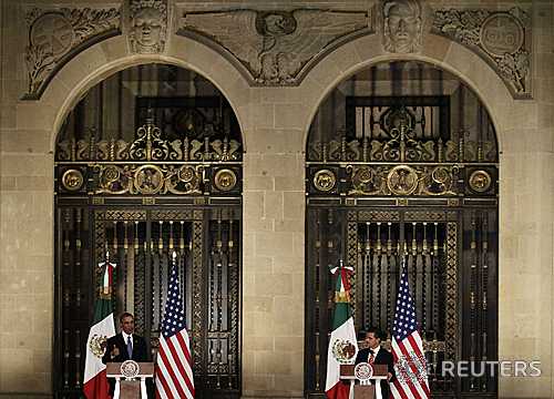 【멕시코시티 =로이터/뉴시스】2일 멕시코를 방문한 버락 오바마 미국 대통령(좌)이 멕시코시티의 대통령궁에서 페나 니에토 멕시코 대통령과 합동 기자회견을 갖고 있다. 오바마는 이날 멕시코와 코스타리카의 3일 방문에 나섰다.