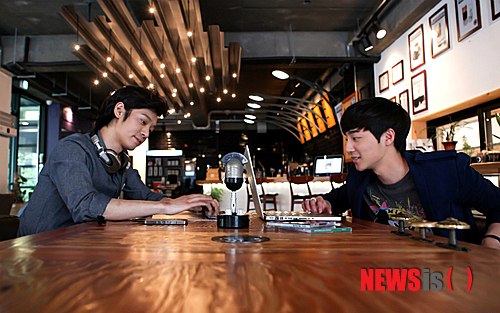 【서울=뉴시스】유상우 기자 = 엠넷 오디션프로그램 ‘슈퍼스타K 4’의 단짝 로이킴(20)과 정준영(24)이 MBC FM4U(91.9㎒) ‘친한 친구’를 진행한다. 이들은 힙합 듀오 ‘UV’(유세윤·뮤지)의 뒤를 이어 6일부터 이 프로그램을 책임진다. 앞서 로이킴과 정준영은 지난 2월 건강상의 이유로 잠시 자리를 비운 개그우먼 김신영(29)을 대신해 ‘정오의 희망곡’을 이끌며 워밍업을 마쳤다. MBC 측은 “‘정오의 희망곡’ 임시DJ 기간에 보여 준 가능성을 높이 사 ‘친한친구’ 진행을 제의했고, 두 사람이 흔쾌히 수락했다”며 “이들이 라디오에 신선한 바람을 불어넣을 것”이라고 기대했다. 로이킴은 “‘친한친구’는 중학생 시절 즐겨 듣던 프로그램이다. 감회가 새롭고, 이문세 선배처럼 누군가의 추억 속에 남을 수 있는 DJ가 되고 싶다”고 전했다. 정준영은 “재밌는 방송을 들려 주겠다”고 밝혔다. 첫회는 홍대 걷고싶은거리에서 공개 생방송된다. 스윗소로우, 배철수 등 MBC FM의 DJ들과 게스트들의 축하 무대로 꾸며진다. 유스트림(www.ustream.tv/chinchin)과 유튜브(www.youtube.com/mbckpop)를 통해 생중계된다. swryu@newsis.com