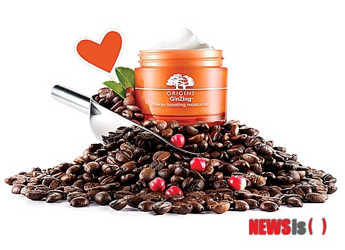 【서울=뉴시스】김정환 기자 = 화장품 브랜드 ‘오리진스’가 20대 여성들의 피부 고민을 효과적으로 해결하는 에너지 수분크림 ‘진징 에너지 모이스처라이저’를 내놓았다.&nbsp; 진징 에너지 크림은 지치고 푸석한 피부에 생기를 불어넣는다. 커피콩 추출물과 인삼 추출물이 피부 수분 레벨을 상승, 건강하게 빛나는 피부로 가꿔준다. 질감도 산뜻하다.&nbsp; “독특한 젤 포뮬러로 바르는 즉시 쿨링 효과를 줘 사용과 동시에 피부에 생기가 돈다”는 설명이다.&nbsp; 롯데백화점 본점, 신세계백화점 강남점 등 백화점 오리진스 매장과 롯데닷컴, 신세계몰, H몰 등 온라인 쇼핑몰에서 구할 수 있다. 50㎖ 3만9000원 02-3440-2783&nbsp; ace@newsis.com 