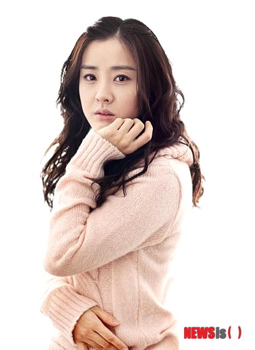 【서울=뉴시스】박영주 기자 = 탤런트 박은혜(35)가 진세연(19)이 소속돼 있는 얼리버드엔터테인먼트와 전속계약을 맺었다.&nbsp; 얼리버드는 “영화나 드라마를 통한 연기는 물론 쇼, 예능 프로그램 등을 통해 박은혜 만의 고급스러운 예능감을 과시할 수 있도록 적극 지원할 예정”이라고 밝혔다.&nbsp; 박은혜는 1998년 영화 ‘짱’으로 연예계에 데뷔, 드라마 ‘대장금’ ‘작은 아씨들’ ‘열여덟 스물아홉’ ‘이산’ ‘분홍립스틱’ ‘그대없이 못살아’ 등에 출연했다.&nbsp; 2008년 4월 사업가 김모(37)씨와 결혼했으며 2011년 9월 이란성 아들쌍둥이를 출산했다. 이후 아이배냇의 산양분유 모델로 활동했다.&nbsp; gogogirl@newsis.com