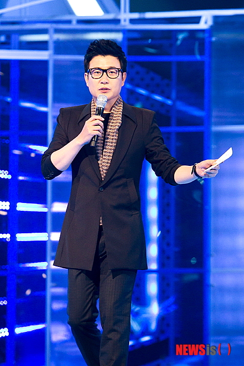 【서울=뉴시스】유상우 기자 = 김성주(41)가 올해도 엠넷 오디션프로그램 ‘슈퍼스타 K5’의 MC를 맡았다. 2009년 첫회부터 5년 연속이다.&nbsp; ‘슈퍼스타 K’는 지난달 28일 제주를 시작으로 본격적인 지역 예선에 들어갔다. 4일에는 부산 예선을 연다. 이날 ‘슈퍼스타 K4’ 출신 유승우가 축하무대를 꾸민다. 김성주도 현장에 나와 지원자들을 독려할 예정이다. 예선은 7월까지 마무리한다.&nbsp; 2009년 닻을 올린 ‘슈퍼스타 K’는 서인국, 허각, 울랄라세션, 버스커버스커, 로이킴 등을 배출했다.&nbsp; swryu@newsis.com