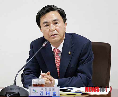 【보령=뉴시스】이진영 기자 = 충남 보령시는 3일 시청 상황실에서 김태흠 국회의원 초청 정책간담회를 갖고 시정주요 현안 추진방안과 2014 정부예산 및 국․도비 확보대책에 대해 논의했다.&nbsp; jin22666@newsis.com 