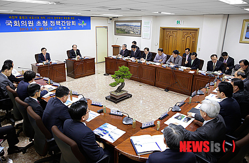 【보령=뉴시스】이진영 기자 = 충남 보령시는 3일 시청 상황실에서 김태흠 국회의원 초청 정책간담회를 갖고 시정주요 현안 추진방안과 2014 정부예산 및 국․도비 확보대책에 대해 논의했다.&nbsp; jin22666@newsis.com 