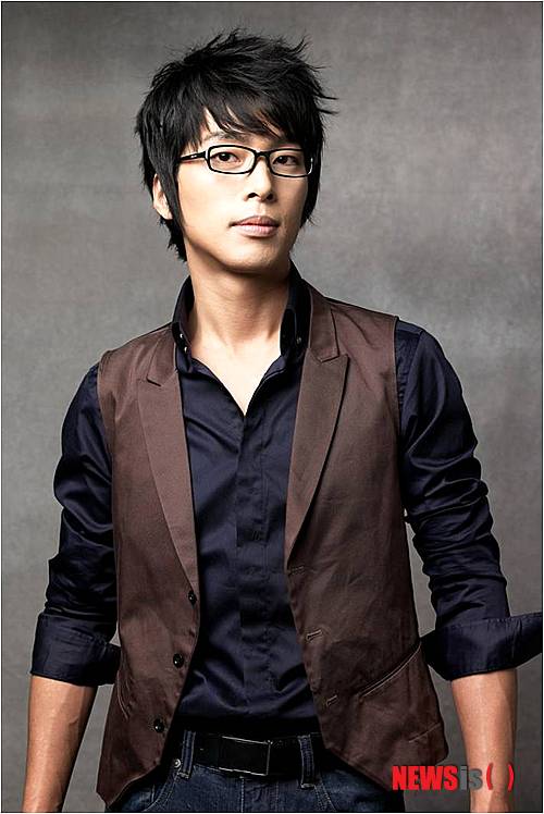 【서울=뉴시스】이재훈 기자 = 뮤지컬스타 윤희석(38)이 3년 만에 컴백한다.&nbsp; 공연제작사 네오와 대명그룹 기안컬처테인먼트, 화성시문화재단에 따르면, 윤희석은 6월 5~23일 서울 대학로 문화공간 필링1관에서 공연하는 뮤지컬 '글루미 데이'에 캐스팅됐다.&nbsp; realpaper7@newsis.com&nbsp; 