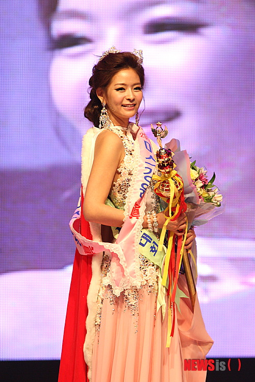 【정선=뉴시스】전형준 기자 = 3일 강원 정선실내체육관 특설무대에서 열린 '2013 미스코리아 강원 선발대회'에서 심하정(22)이 진을 수상한 가운데 사진촬영을 하고 있다.&nbsp;&nbsp;&nbsp; jhj2529@newsis.com&nbsp; 