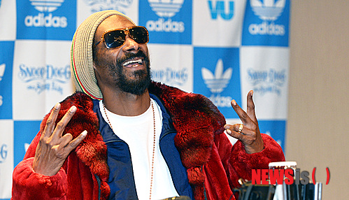 【서울=뉴시스】강진형 기자 = 미국 힙합대부 스눕 독(스눕 라이언)이 4일 오후 서울 강남구 역삼동 호텔리츠칼튼서울에서 내한공연 기자회견을 하고 있다.&nbsp; marrymero@newsis.com