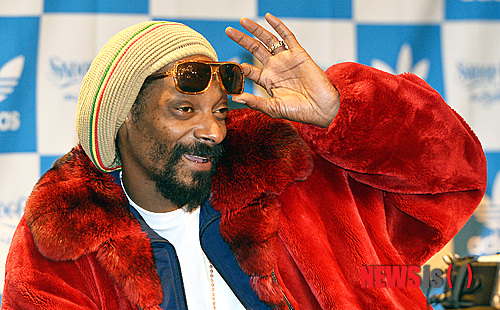 【서울=뉴시스】강진형 기자 = 미국 힙합대부 스눕 독(스눕 라이언)이 4일 오후 서울 강남구 역삼동 호텔리츠칼튼서울에서 내한공연 기자회견을 하고 있다.&nbsp; marrymero@newsis.com