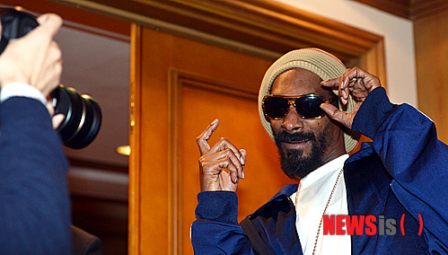 【서울=뉴시스】강진형 기자 = 미국 힙합대부 스눕 독(스눕 라이언)이 4일 오후 서울 강남구 역삼동 호텔리츠칼튼서울에서 열린 내한공연 기자회견을 마친 뒤 퇴장하던 중 한 취재진의 촬영 모습을 따라하고 있다.&nbsp; marrymero@newsis.com