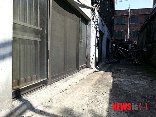 【수원=뉴시스】신상호 기자 = 5일 오후 전자발찌를 찬 20대 남성 임모(25)씨가 출장마사지 업소 여직원을 끌어들여 성폭행 한 경기 수원의 다세대주택. 경찰은 주택 창문틈으로 임씨가 피해여성을 성폭행하는 장면을 목격하고도 즉각 대응하지 않고 있다가 1시간 후 여성이 집 바깥으로 나오자 임씨를 현행범으로 체포했다.&nbsp; ssheyes@newsis.com