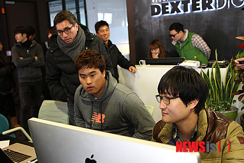 【서울=뉴시스】박영주 기자 = 메이저리거 류현진(26)과 추신수(31)가 김용화(42) 감독의 영화 ‘미스터 고’에 특별출연했다.&nbsp; 투자배급사 쇼박스는 “김 감독과의 인연으로 ‘미스터 고’에 합류하게 된 류현진과 추신수는 야구실력만큼이나 출중한 연기력으로 촬영에 임했다”고 밝혔다.&nbsp; 영화 소개 영상에는 또 두산베어스의 홍성흔(37) 김선우(36) 김현수(25)가 출연했다.&nbsp; 9일에는 온·오프라인에서 ‘미스터 고’ 링링 팬클럽 모집이 시작된다. 9일 자정부터 ‘미스터 고’ 홈페이지(www.mrgo.co.kr)와 메가박스 코엑스의 ‘미스터 고’ 스페셜 존에서 신청할 수 있다.&nbsp; 한편, ‘미스터 고’는 야구하는 고릴라 ‘링링’과 그의 15세 매니저 소녀 ‘웨이웨이’가 한국 프로야구단에 입단해 슈퍼스타가 돼가는 과정을 유쾌하게 그렸다. 7월 개봉 예정이다.&nbsp; gogogirl@newsis.com