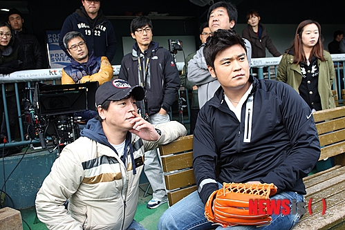 【서울=뉴시스】박영주 기자 = 메이저리거 류현진(26)과 추신수(31)가 김용화(42) 감독의 영화 ‘미스터 고’에 특별출연했다.&nbsp; 투자배급사 쇼박스는 “김 감독과의 인연으로 ‘미스터 고’에 합류하게 된 류현진과 추신수는 야구실력만큼이나 출중한 연기력으로 촬영에 임했다”고 밝혔다.&nbsp; 영화 소개 영상에는 또 두산베어스의 홍성흔(37) 김선우(36) 김현수(25)가 출연했다.&nbsp; 9일에는 온·오프라인에서 ‘미스터 고’ 링링 팬클럽 모집이 시작된다. 9일 자정부터 ‘미스터 고’ 홈페이지(www.mrgo.co.kr)와 메가박스 코엑스의 ‘미스터 고’ 스페셜 존에서 신청할 수 있다.&nbsp; 한편, ‘미스터 고’는 야구하는 고릴라 ‘링링’과 그의 15세 매니저 소녀 ‘웨이웨이’가 한국 프로야구단에 입단해 슈퍼스타가 돼가는 과정을 유쾌하게 그렸다. 7월 개봉 예정이다.&nbsp; gogogirl@newsis.com