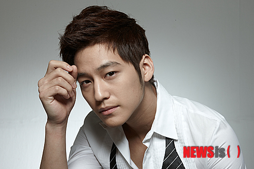 【서울=뉴시스】유상우 기자 = 탤런트 김범(24)이 MBC TV 월화드라마 ‘불의 여신 정이’(극본 권순규·연출 박성수)를 통해 사극에 데뷔한다.&nbsp; 수려한 용모에 뛰어난 무예와 자상함을 겸비한 ‘김태도’역이다. 강자에게 강하고 약자에게 약한 정의파인 동시에 친남매처럼 자란 ‘정이’(문근영)를 위해 목숨도 바칠 수 있는 캐릭터다.&nbsp; 김범은 “처음으로 도전하게 된 사극이기에 긴장도 되지만, 좋은 배우와 스태프들과의 호흡이 기대된다”고 전했다.&nbsp; ‘불의 여신 정이’는 조선 최초의 여성 사기장의 삶을 다룬다. 문근영, 이상윤, 한고은 등이 출연한다.&nbsp; ‘구가의 서’ 후속으로 7월에 방송된다.&nbsp; swryu@newsis.com