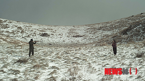 【서울=뉴시스】박영주 기자 = 제주 4·3 사건을 다룬 영화 ‘지슬’(감독 오멸)이 다양성영화를 CGV 일반 극장으로 확대상영하는 ‘무비꼴라쥬 데이’ 첫 작품으로 선정됐다. 7일 전국 CGV 34개 극장에서 상영된다.&nbsp; ‘무비꼴라쥬 데이’는 매월 첫째 주 화요일 오후 8시 전후로 무비꼴라쥬 극장을 포함해 CGV 용산, 왕십리, 영등포 등 30여개 극장에서 진행된다.&nbsp; ‘지슬’은 1948년 겨울 ‘해안선 5㎞ 밖에 있는 모든 사람을 폭도로 간주해 사살한다’는 소개령을 피해 동굴로 숨어 들어간 제주 사람들의 삶을 따뜻한 시선으로 담았다.&nbsp; 그동안 관객 13만5237명을 모으며 다양성 극영화 최다관객 기록을 세웠다. 이전 기록은 2009년 ‘똥파리’의 12만3046명이다.&nbsp; gogogirl@newsis.com 