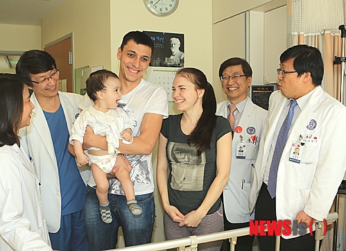 【서울=뉴시스】박성환 기자 =&nbsp; 선천성 담도폐쇄증으로 생명이 위독했던 14개월 된 러시아 남자 아이가 국내 의료진에게 간이식 수술을 받고 새 생명을 찾았다. 사진은 바딤 환아가 주치의인 김명수 세브란스병원 이식외과 교수와 눈을 마추치며 웃고 있는 모습. 오른쪽부터 김명수 이식외과 교수, 어머니의 간을 띠어낸 최진섭 외과 교수, 어머니, 아버지, 환아, 김순일 세브란스병원 장기이식센터장. (사진제공 = 연세대 세브란스병원)&nbsp;&nbsp;&nbsp;&nbsp; sky0322@newsis.com 