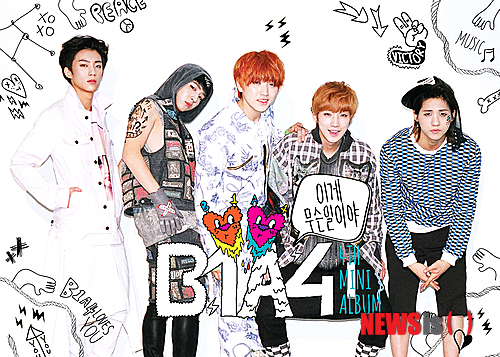 【서울=뉴시스】이재훈 기자 = 그룹 '비원에이포(B1A4)'가 6일 네 번째 미니 앨범 '이게 무슨 일이야'를 발표했다.&nbsp; 동명 타이틀곡은 이 음반의 프로듀서를 맡은 리더 진영(22)이 작사·작곡했다. 팝과 힙합적인 요소, 록트로닉의 결합을 시도한 곡이다. 쉴 새 없이 바뀌는 곡의 전개가 경쾌하다.&nbsp; 이밖에 앨범에는 '별빛의 노래' '예스터데이', '굿 러브' 등이 실렸다.&nbsp; B1A4는 구글과 유튜브 온라인 생중계를 통해 70여개국 팬들을 만나며 본격적인 음반활동에 들어갔다. 9일 엠넷 '엠카운트다운!'에서 '이게 무슨 일이야' 첫 무대를 선보인다.&nbsp; realpaper7@newsis.com 